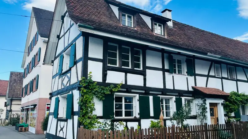 Dachdecker Basel und Umgebung: Riegelhaus in Allschwil mit Ziegeldach